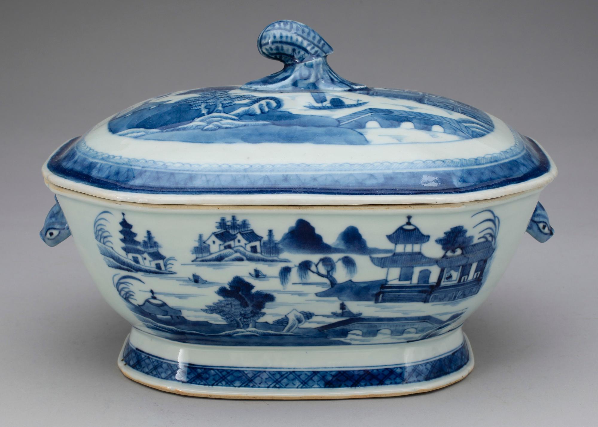 TERRIN MED LOCK, porslin, Kina, Qianlong, (1736-1796).