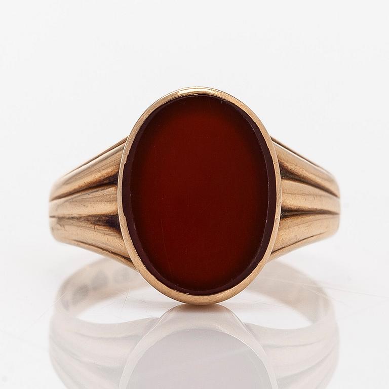 Ring, 14K guld med en oval sard sten, Westerback, Helsingfors 1956.