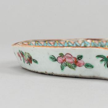 A famille rose tray, Qing dynasty, 19th Century.