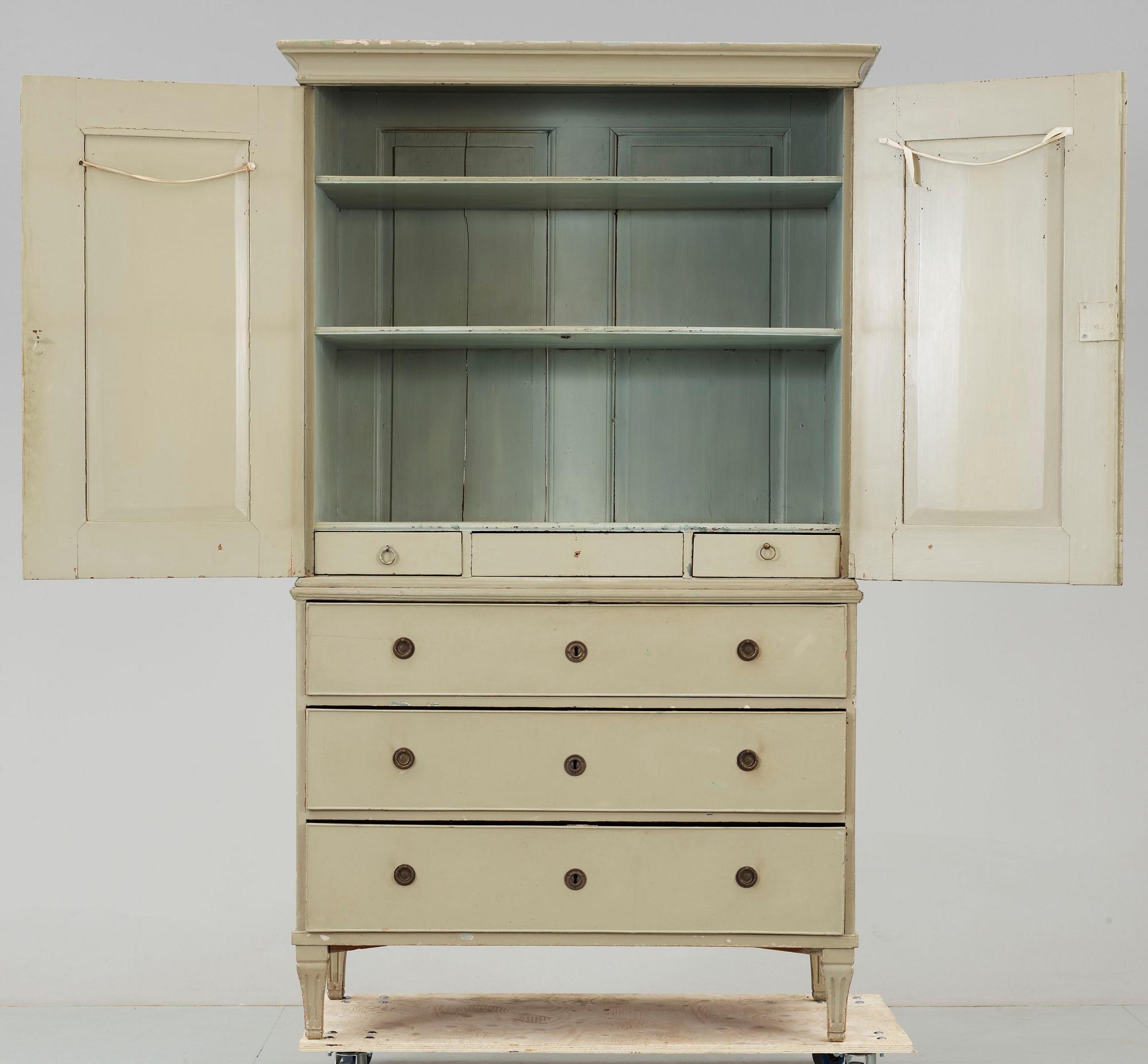 SKÅP. Gustavianskt provinsarbete, omkring år 1800.