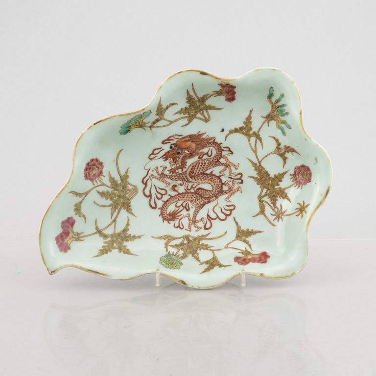 A porcelain dish, China, Qing dynasty, late 19th century.