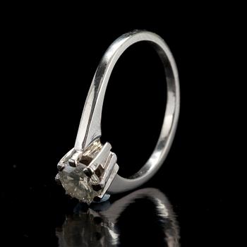 RING, briljantslipad diamant 0.85 ct. L/P2, platina. Ringskenan A. Tillander. Vikt 4,5 g.