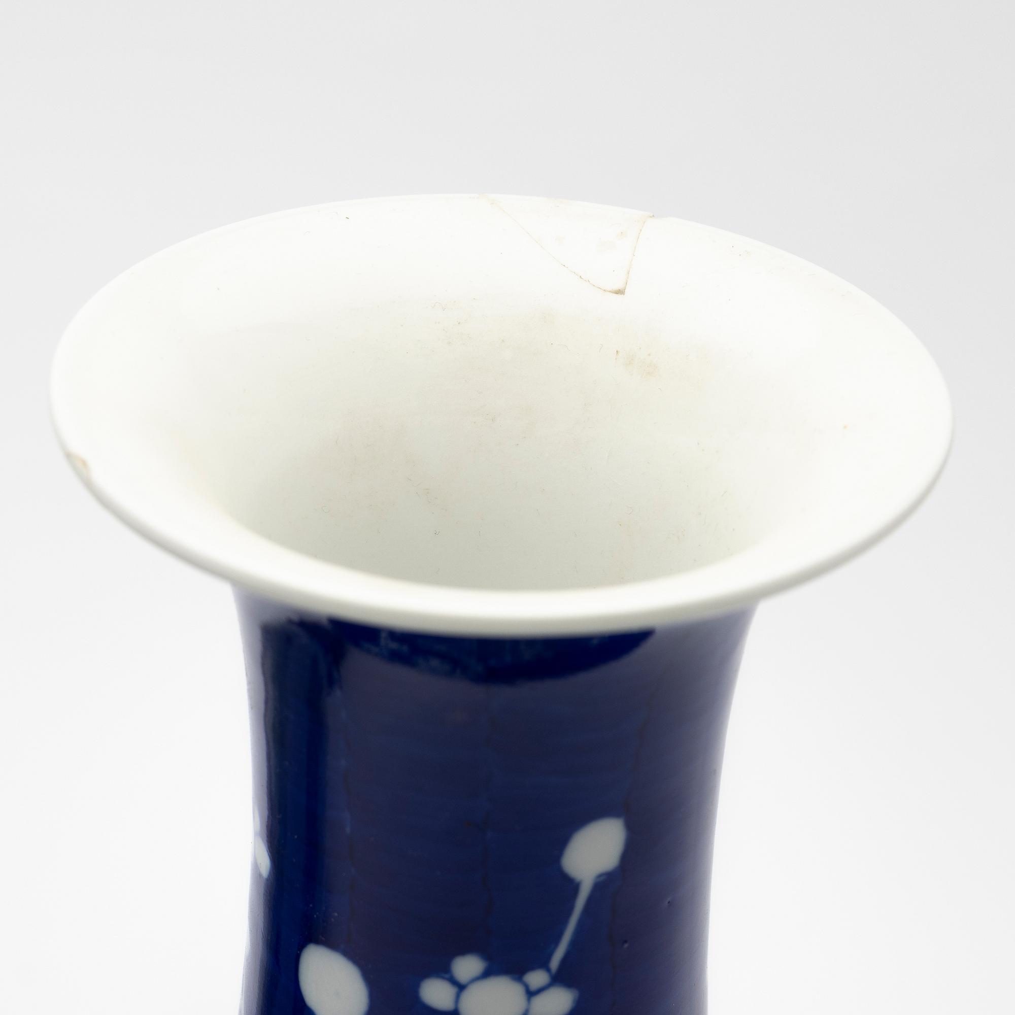 Vases, a pair, and a urn, porcelain, China, 19th/20th century.