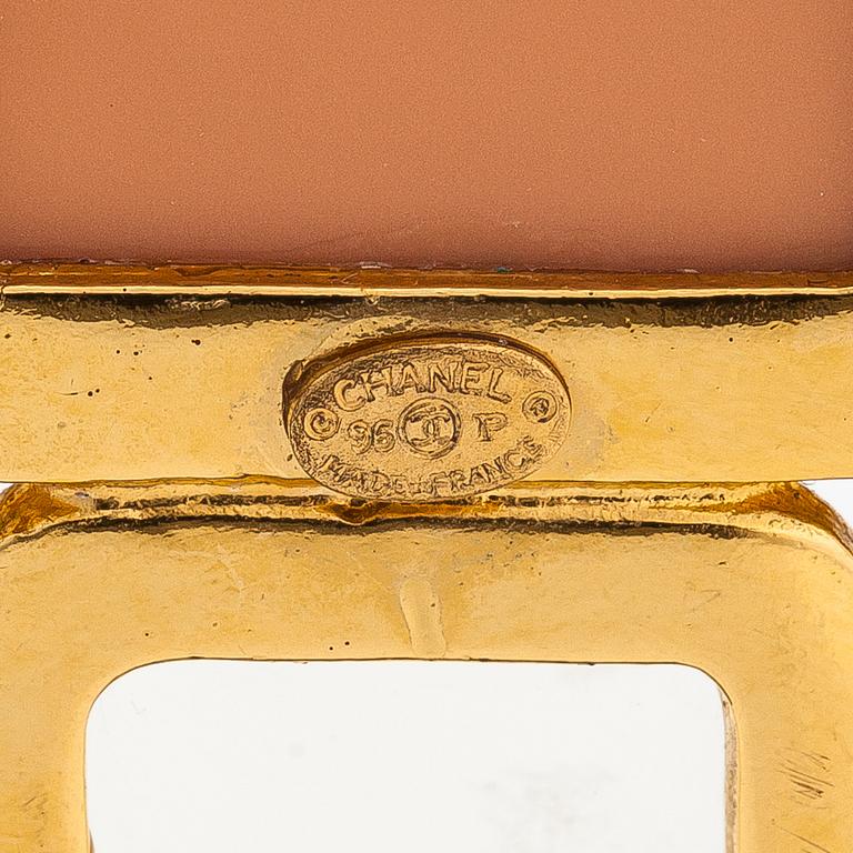 Chanel, rintaneula, kullanväristä metallia, lasia ja muovia. Merkitty Chanel Made in France 96 P. Kevät 1996.