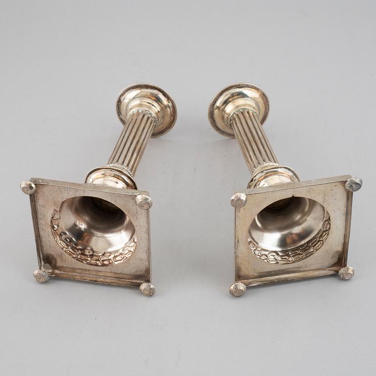 Silver candelsticks.