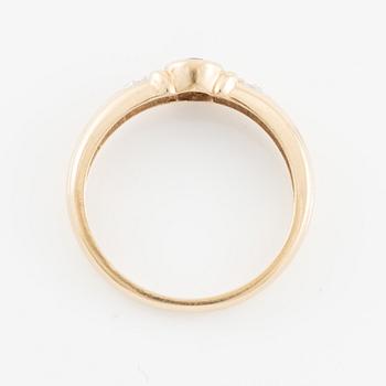 Ring, 14K gold with an oval-cut sapphire and brilliant-cut diamonds.