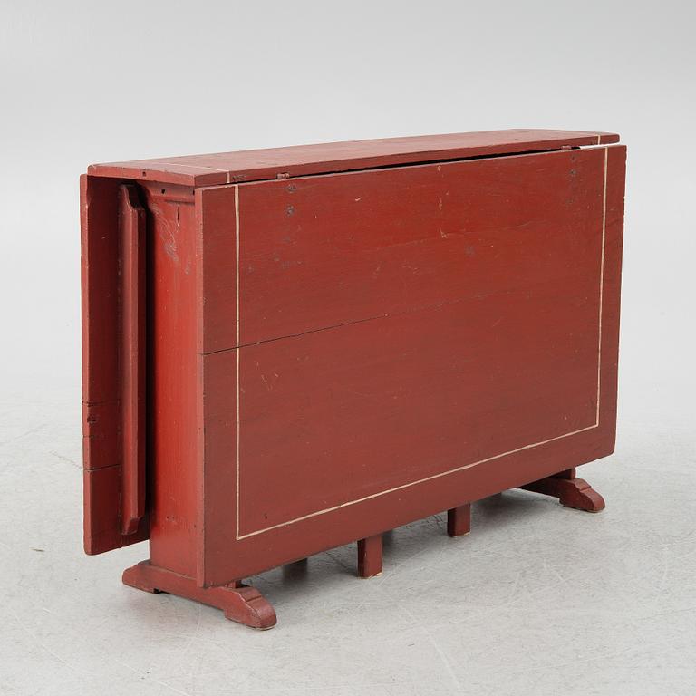 A gate leg table, 19th century.