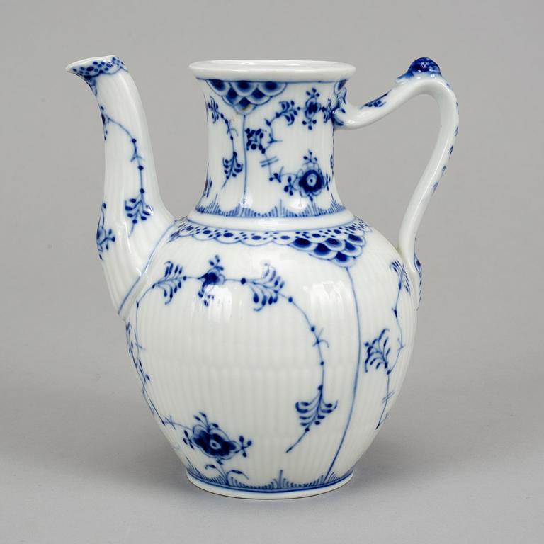 Royal Copenhagen, servisdelar, 14 delar, porslin. "Musselmalet", Danmark.
