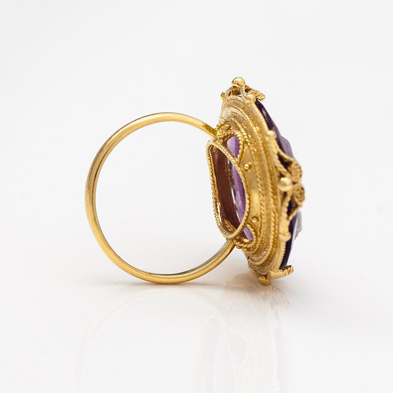 An 18K gold ring with a amethyst and MOP cameo.