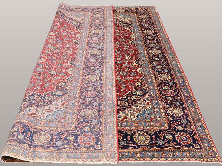 A CARPET, Kashan, ca 332 x 232 cm.