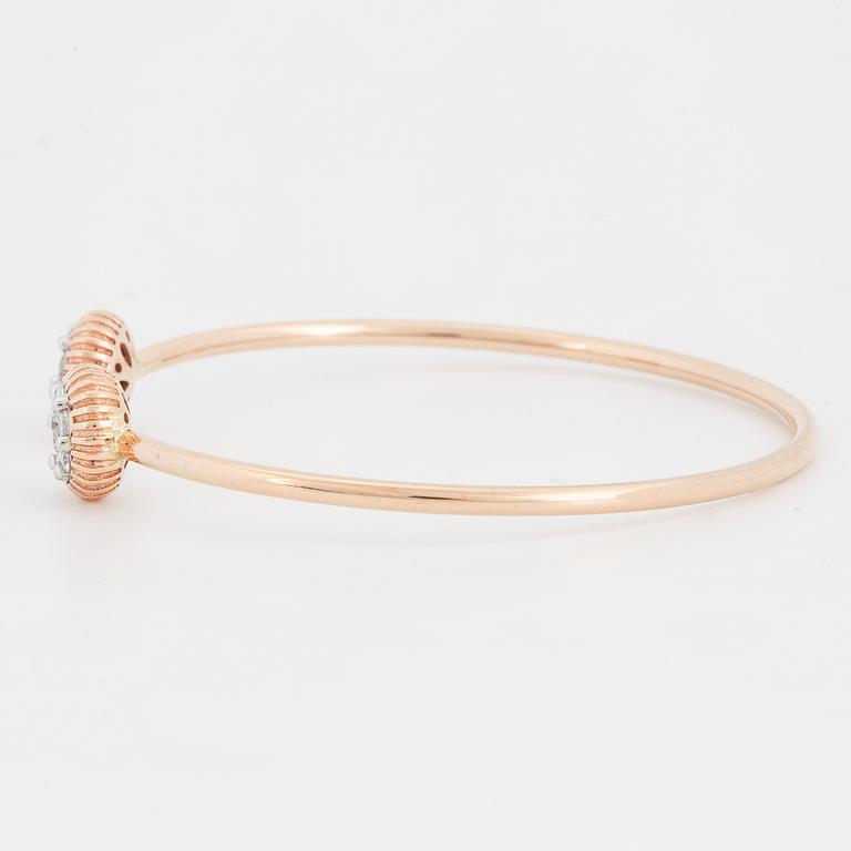 Armring 18K roséguld med runda briljantslipade diamanter.