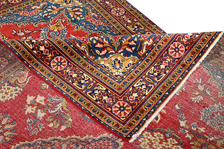 A Golpaygan carpet, c. 314 x 213 cm.