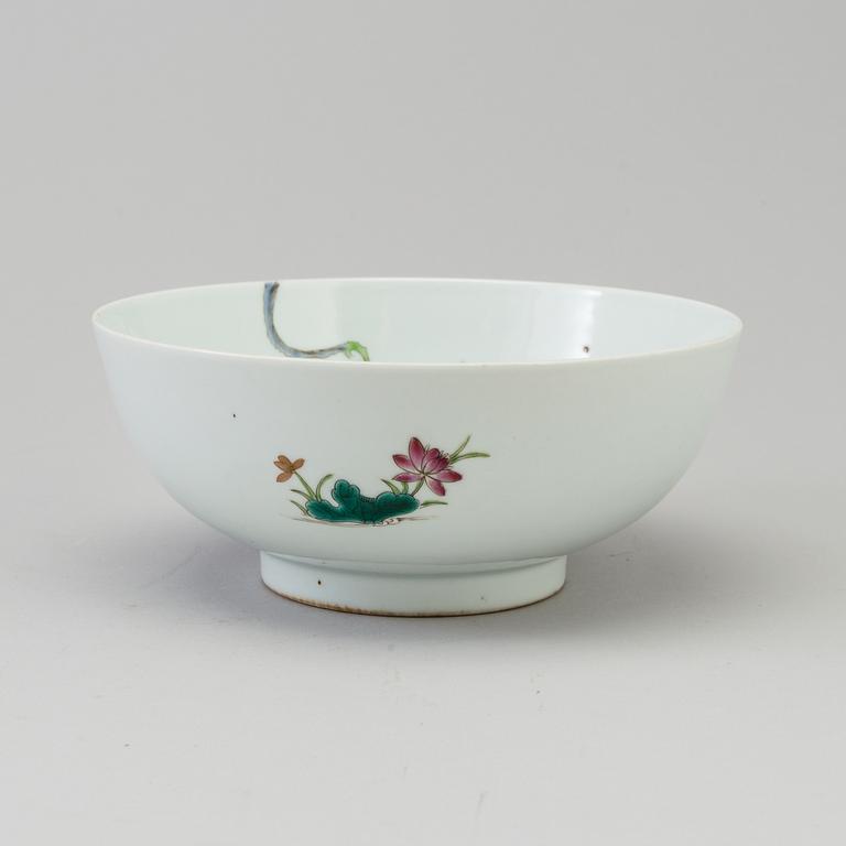 A famille rose export porcelain bowl, late 19th/early 20th century.