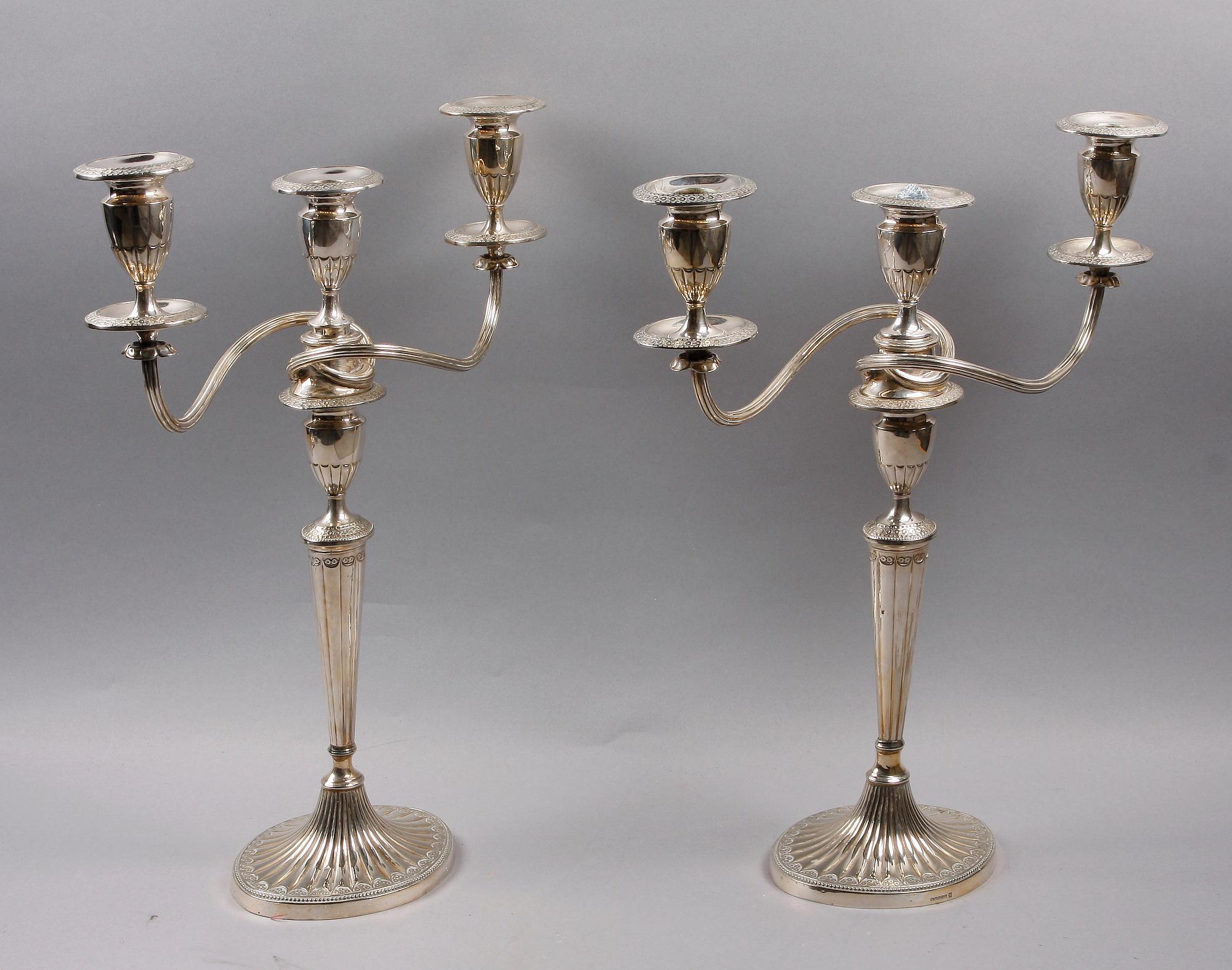 KANDELABRAR, ett par, nysilver, England.