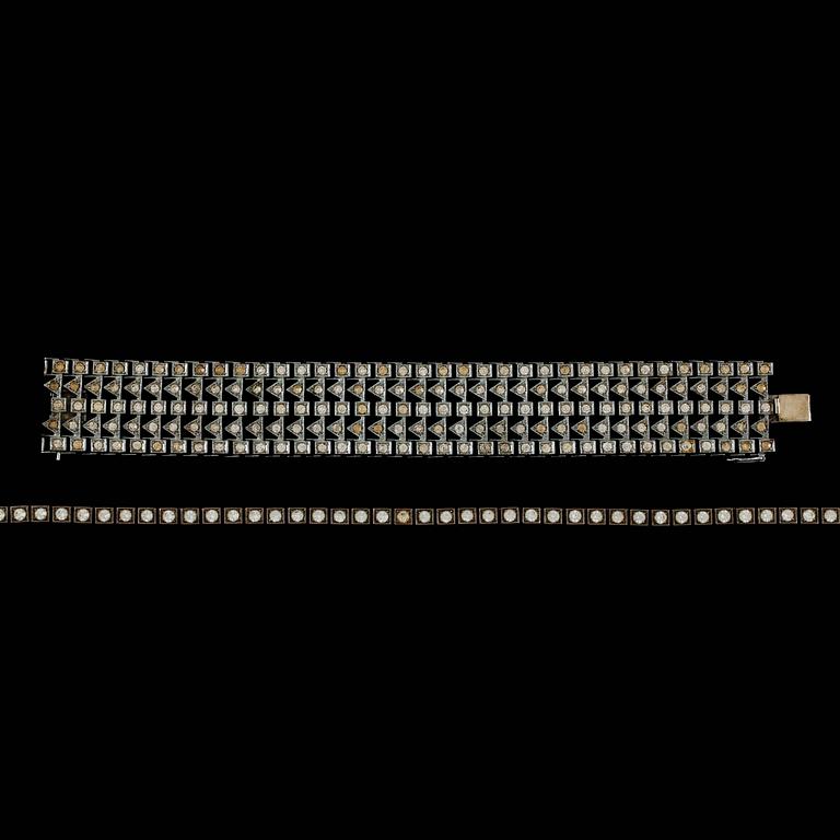 HALSBAND, sk Rivière, silver och paste, och ARMBAND, försilvrad mässing och paste. 1900-talets första hälft.