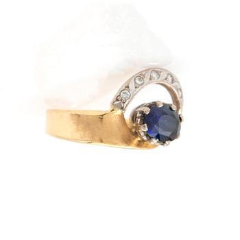 Elon Arenhill, Ring, 18k guld med safir och briljantslipade diamanter.