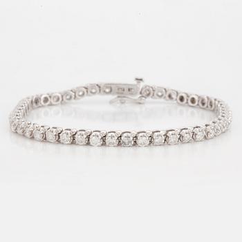 A TENNISBRACELET set with round brilliant-cut diamonds.