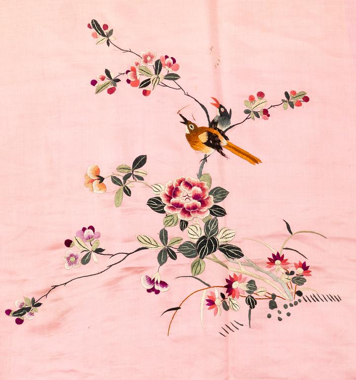 Sidenbroderier, fyra stycken, Kina, 1900-tal.