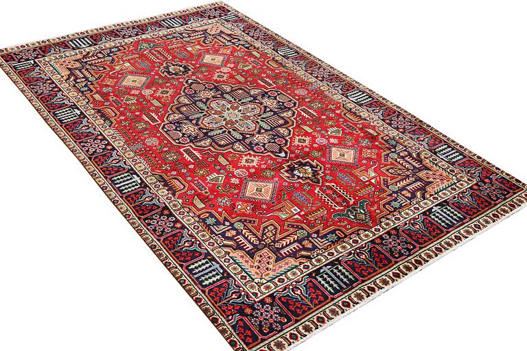 A Tabriz carpet, c. 296 x 185 cm.