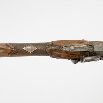 Slaglåsgevär, ändrat från flintlås, 1700-talets andra hälft.