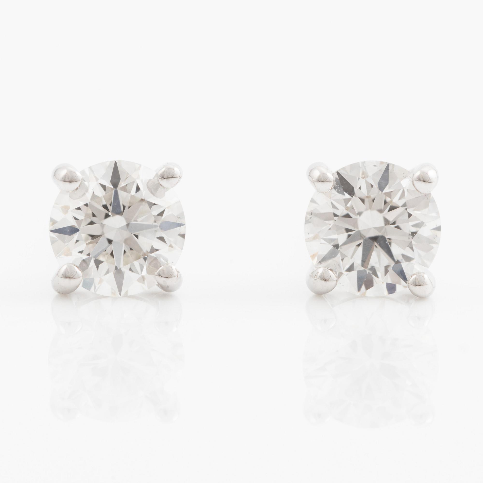 Örhängen 18K vitguld med briljantslipade diamanter, medföljande GIA dossier.