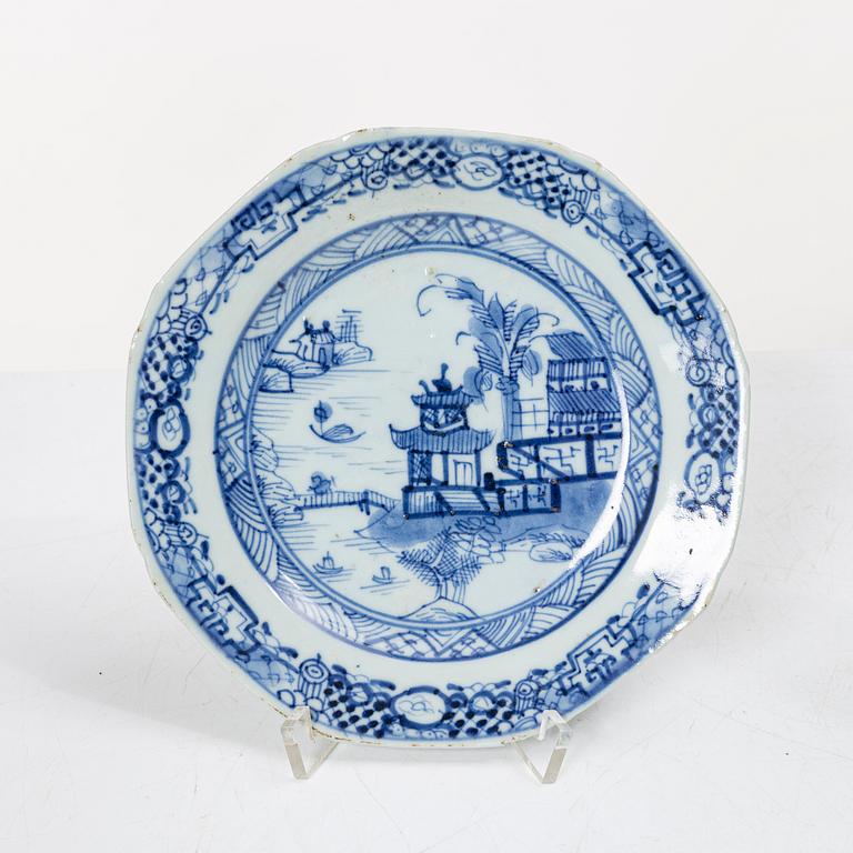 Tallrikar, 16 st, porslin, Kina, Qianlong (1736-95).