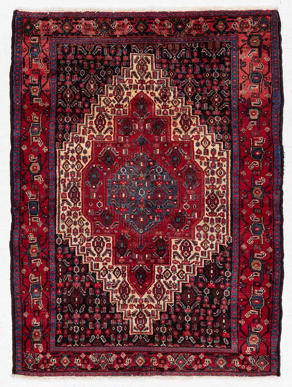 A Senneh rug, a. 159 x 117 cm.
