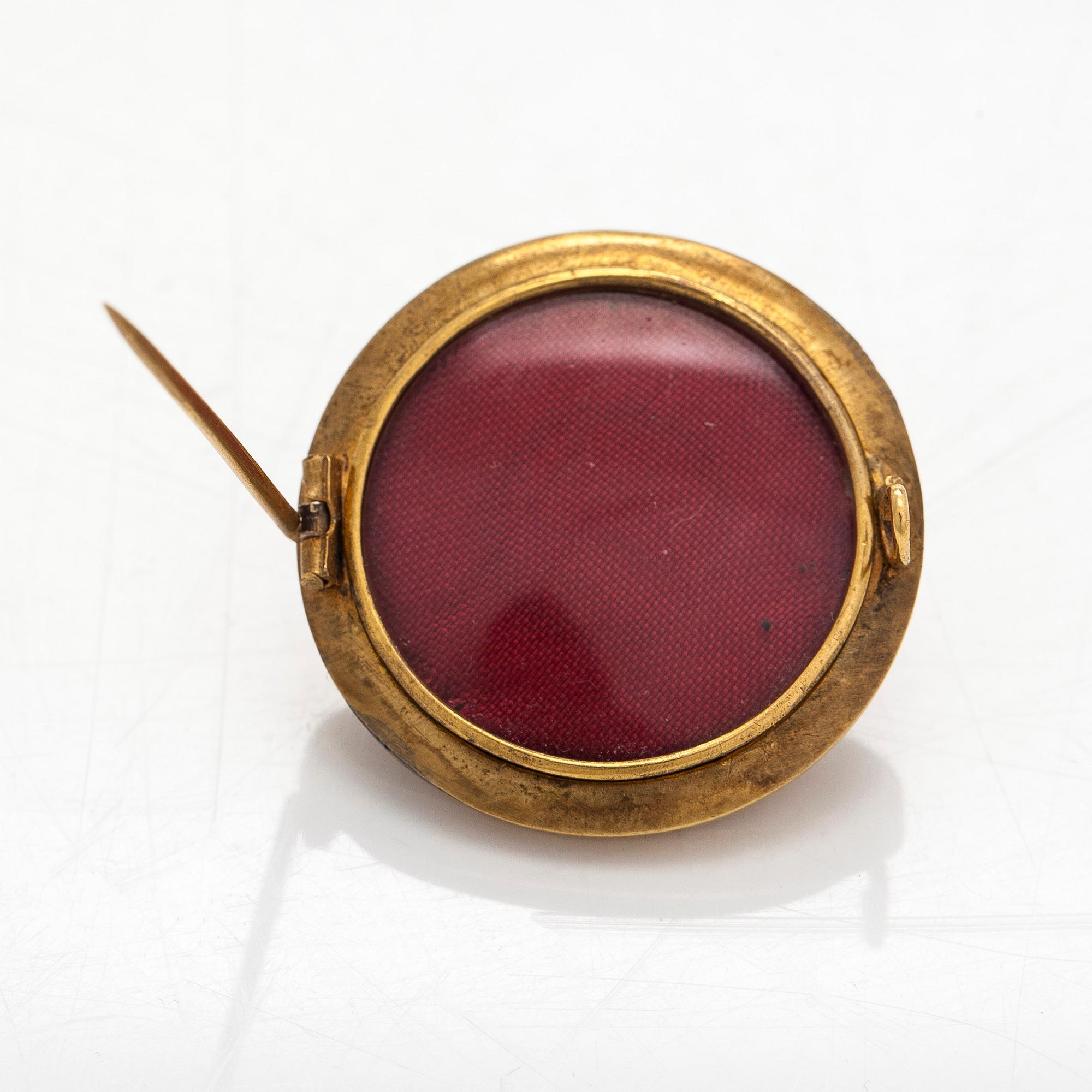 An 18K gold brooch, 19th century.