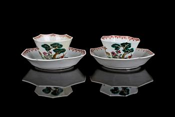 KOPPAR med FAT, ett par, porslin, Qianlong 1700-tal.