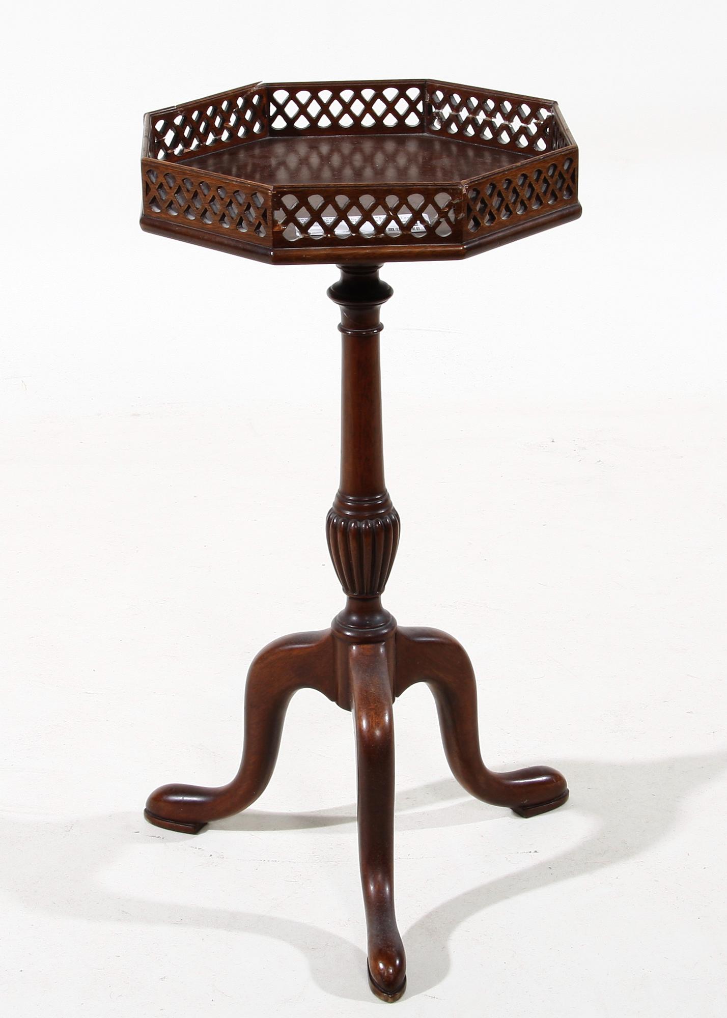 LAMPBORD, engelsk stil, brickmärkt AB Nordiska Kompaniet, 1900-talets första hälft.