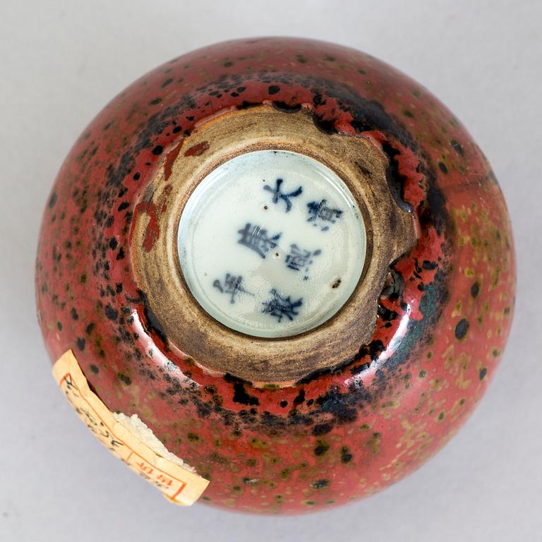 PARTI, sex delar, porslin. Qingdynastin och en senare vas med Kangxis märke.