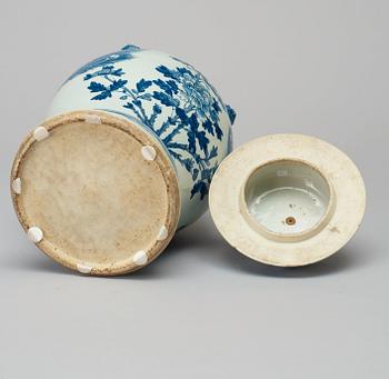 A large blue and white jar with cover, late Qing dynasty.