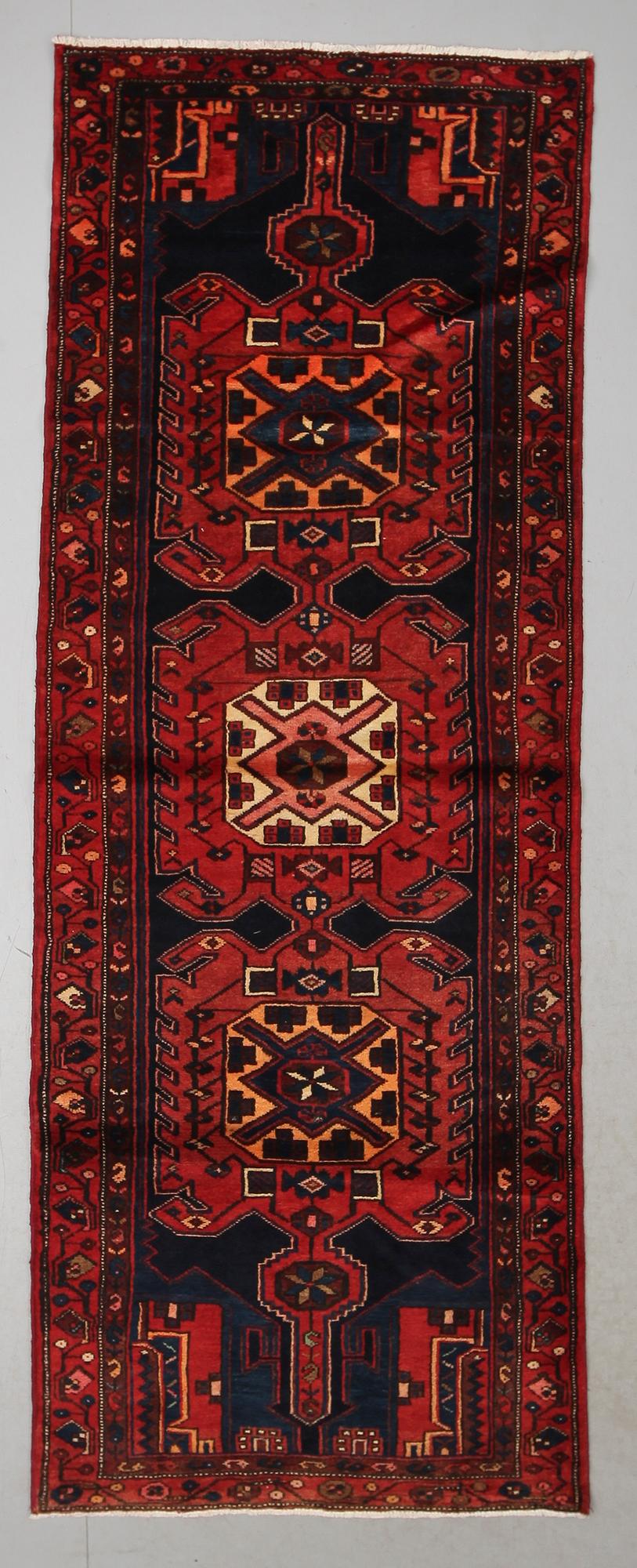 MATTA, galleri, Hamadan, ca 288 x 106 cm.