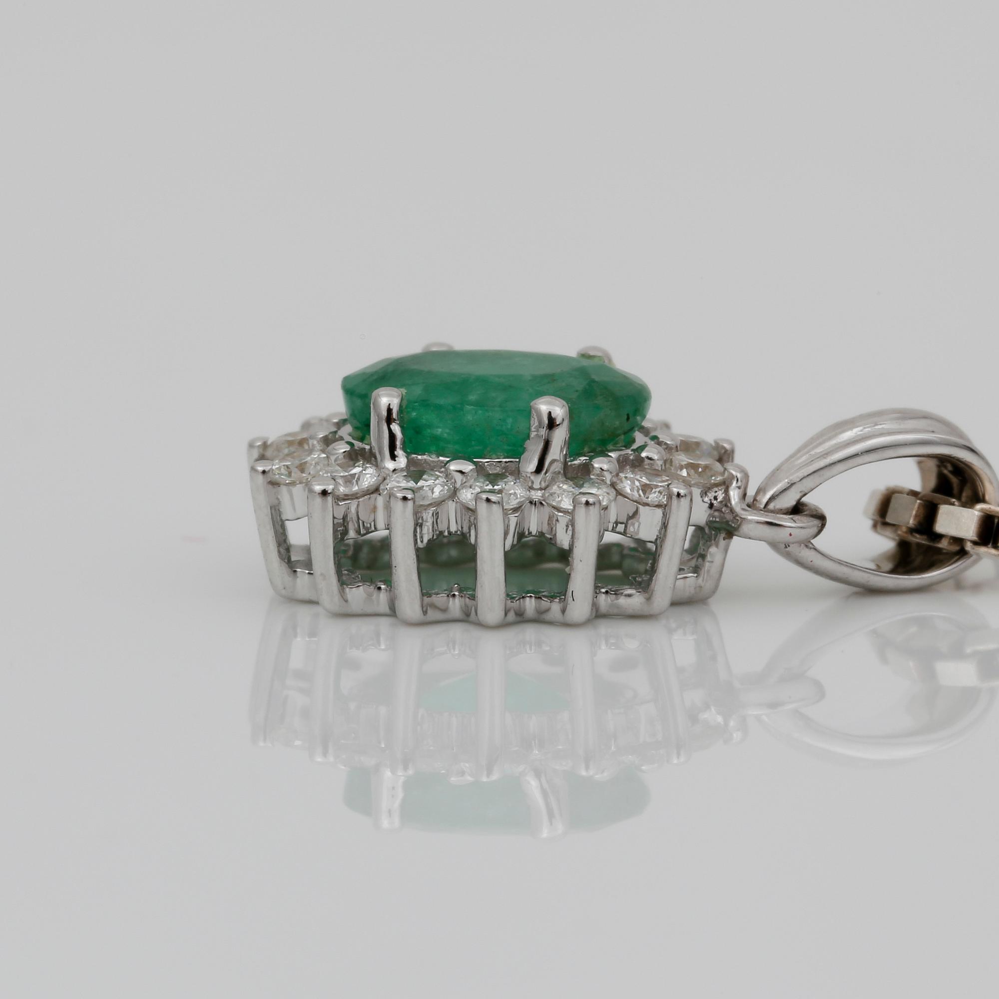 HÄNGE, 18K vitguld med ovalslipad smaragd ca 0,66 ct och små diamanter ca 0,14 ct. Vikt ca 1,33 g.