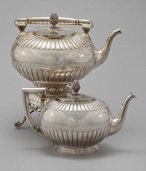 TESAMOVAR samt TEKANNA, silver, Gustaf Möllenborg, Stockholm, 1899. Vikt 1950 respektive 780 gram.