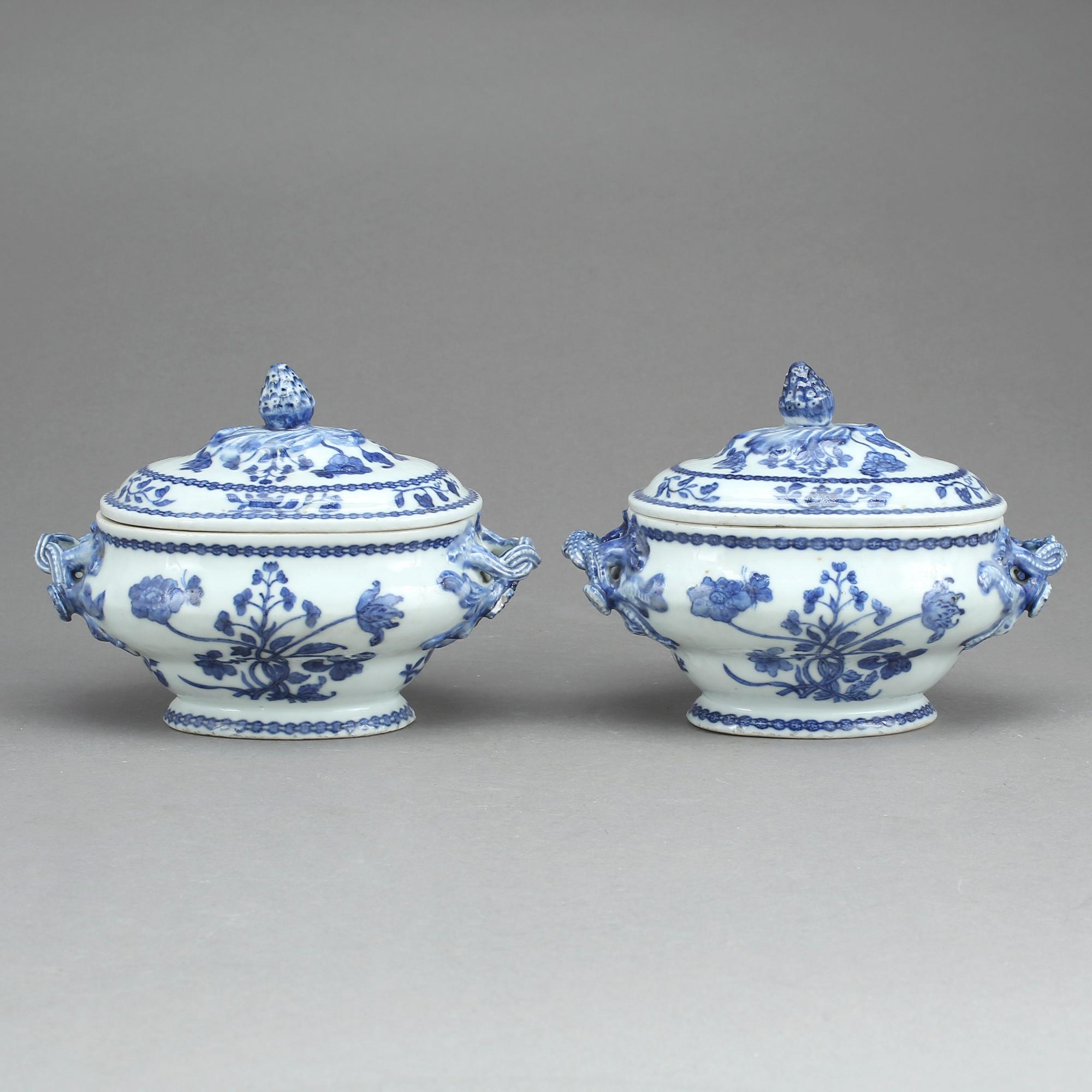 SMÖRTERRINER, ett par, porslin, Kina, Qingdynastin, (1736-1795).