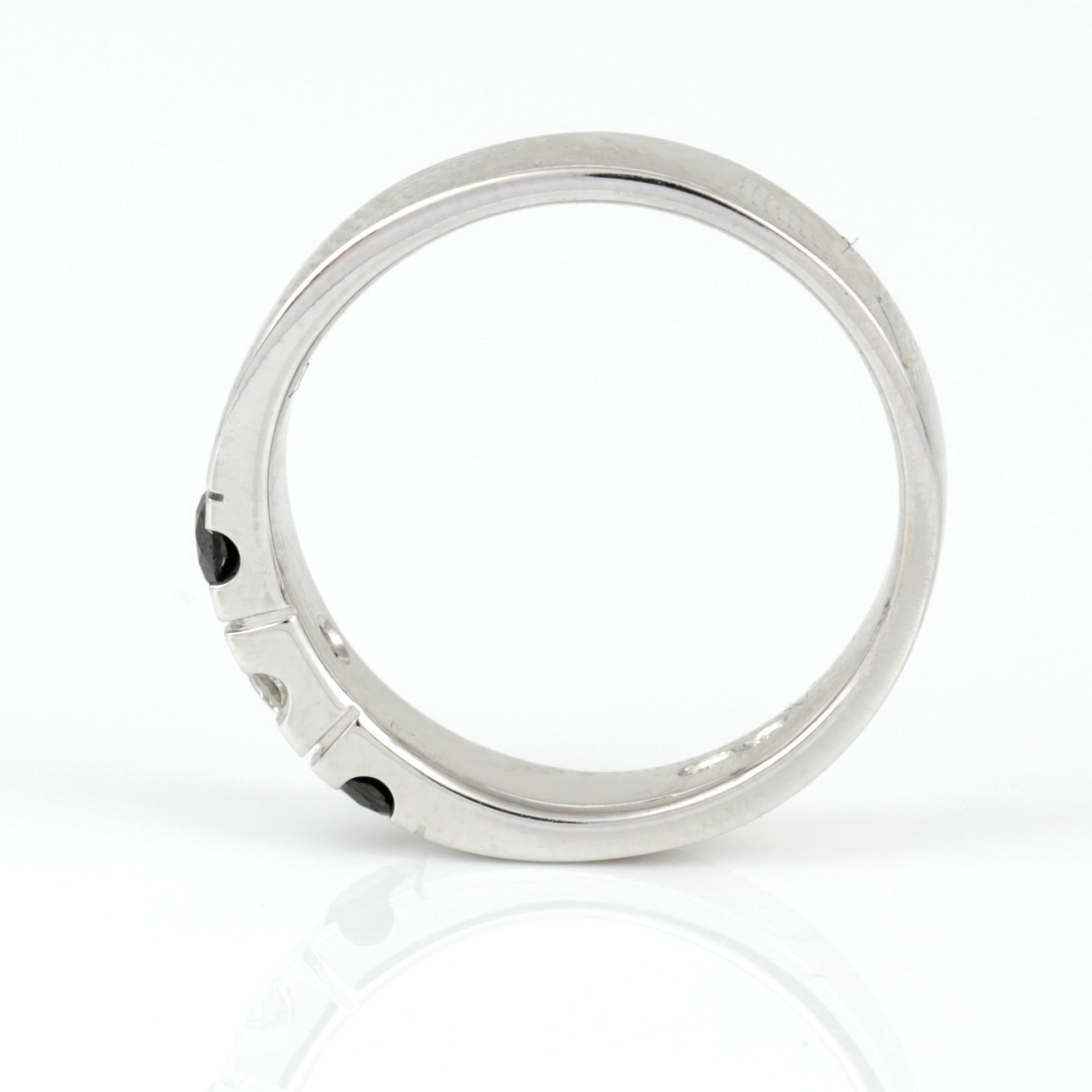 RING, 14K vitguld med svarta briljantslipade och briljantslipad diamant, tot ca 0,38 ct. Vikt 3,82 g.