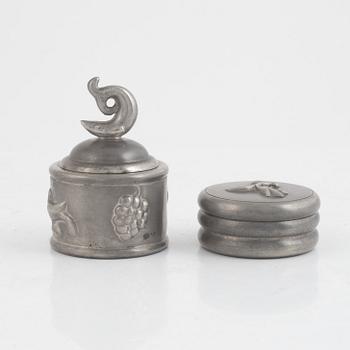 Firma Svenskt Tenn, bläckhorn samt lockask, tenn, Stockholm 1928 respektive 1927.