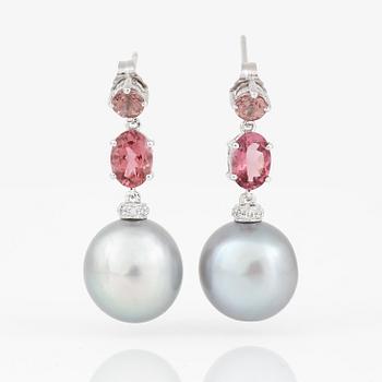 ÖRHÄNGEN, ett par, med odlade pärlor, fasetterade rosa turmaliner och små diamanter.