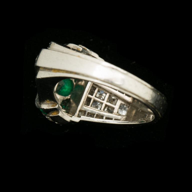 RING, 18k guld med cabochonslipad smaragd samt gammalslipade diamanter ca 0,50 ct. Vikt ca 10 g.