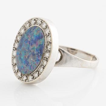 Ring, med opal och åttkantslipade diamanter.