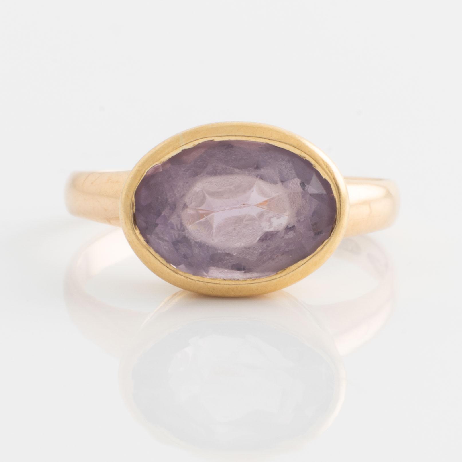 Ring 18K guld med en oval ametist.