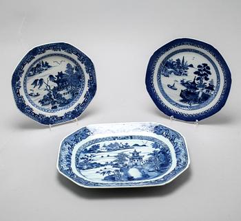 A chinese blue and white serving dish and two plates, 18th century and from the around year 1800.