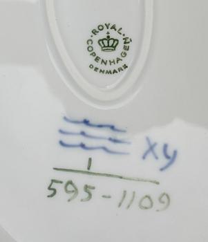 TERRIN MED LOCK, porslin, Musselmalet, Royal Copenhagen, 1900-tal.