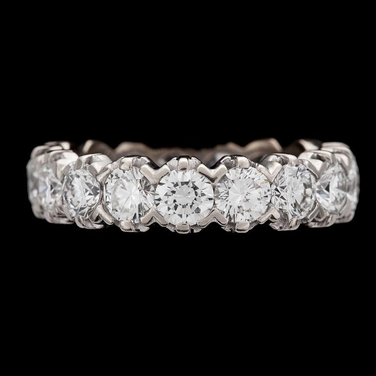 A brilliant cut diamond eternity ring, tot. app. 4.20 cts.