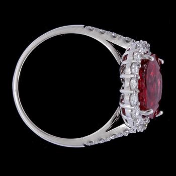 An orangy-red Burmese spinel, 6.16 cts, and brilliant cut diamond ring, tot. ap. 0.90 cts.