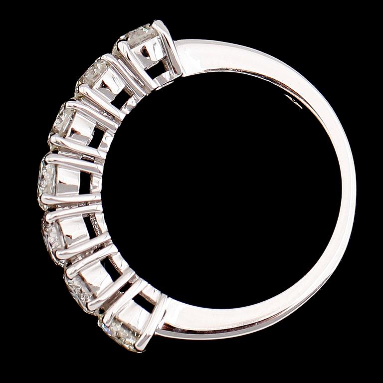 RING, 18 k vitguld, 7 briljantslipade diamanter tot ca 2.32 ct.