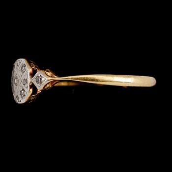 RING, 18 k guld och platina, med små diamanter, England, 1800-/1900-tal. Vikt ca 2 gram.