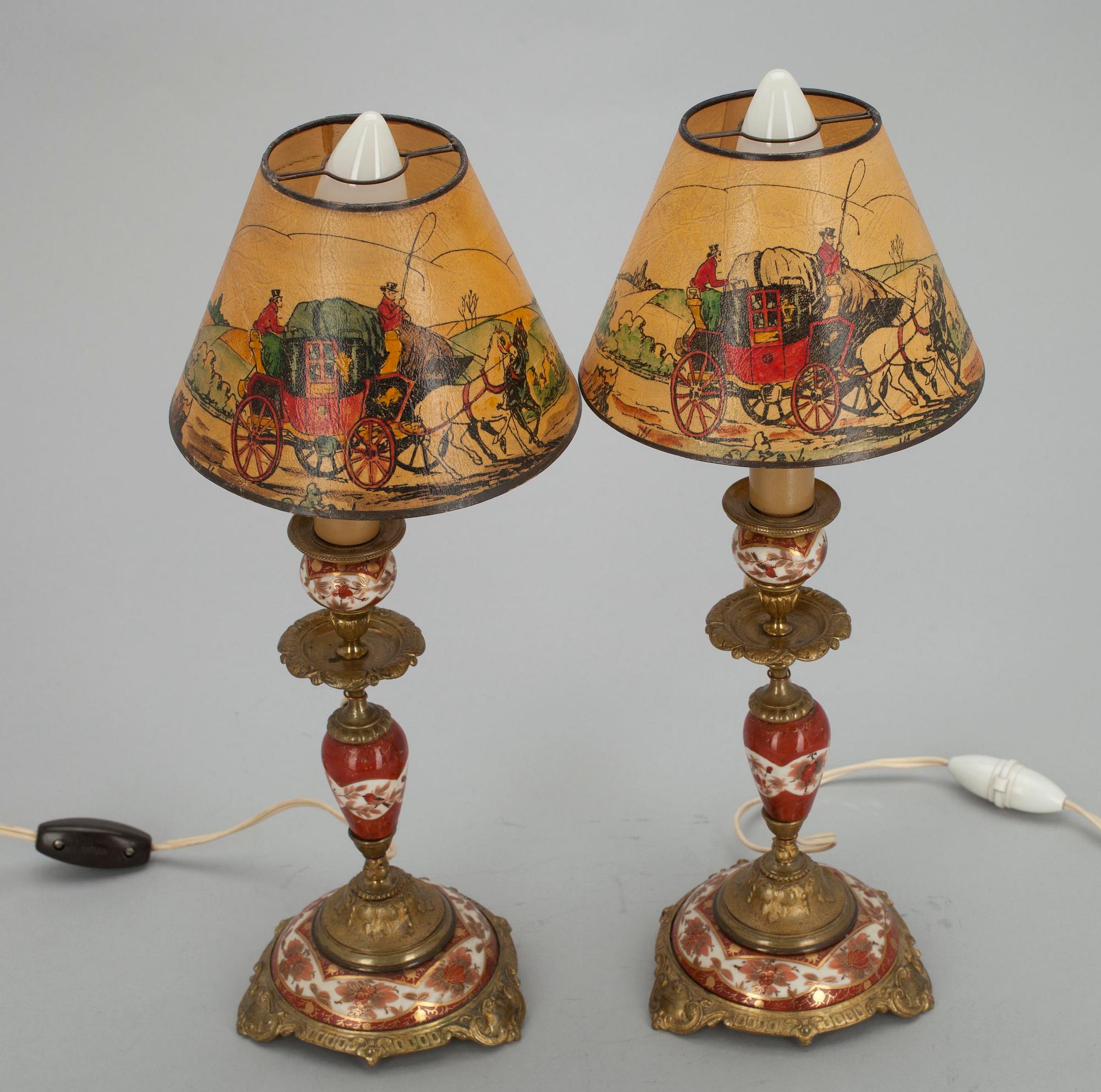 SKRIVBORDSGARNITYR,  4 delar,  målat porslin samt mässing, 1800-talets slut.