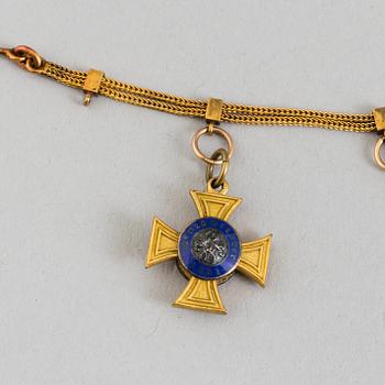 SPÄNNE med 2 riddartecken, Preussiska Kronorden, Italienska Kronorden samt rysk förtjänstmedalj i S.t Annaordens band.